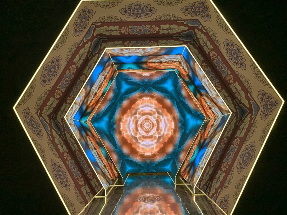 中國國家博物館“華彩萬象——石窟藝術沉浸體驗”現(xiàn)場。人民網記者 韋衍行攝