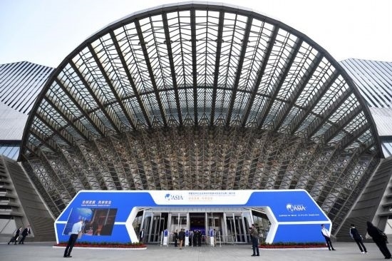 2023年10月30日，參會嘉賓步入長沙國際會議中心。當(dāng)日，以“全球發(fā)展 共享安全”為主題的博鰲亞洲論壇全球經(jīng)濟(jì)發(fā)展與安全論壇第二屆大會在湖南長沙開幕。新華社記者 陳振海 攝