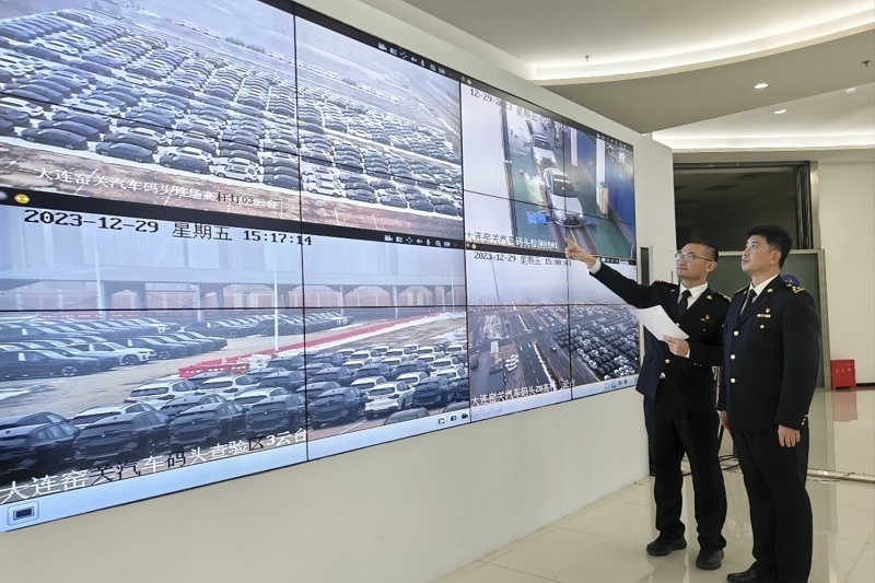 海關關員視頻巡查出口汽車場地。李進攝