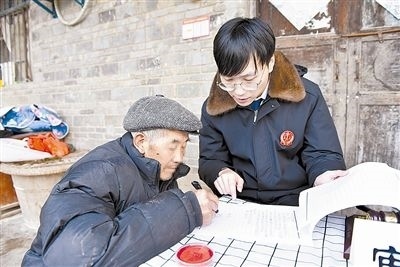  圖③：當事人簽署調解協(xié)議。