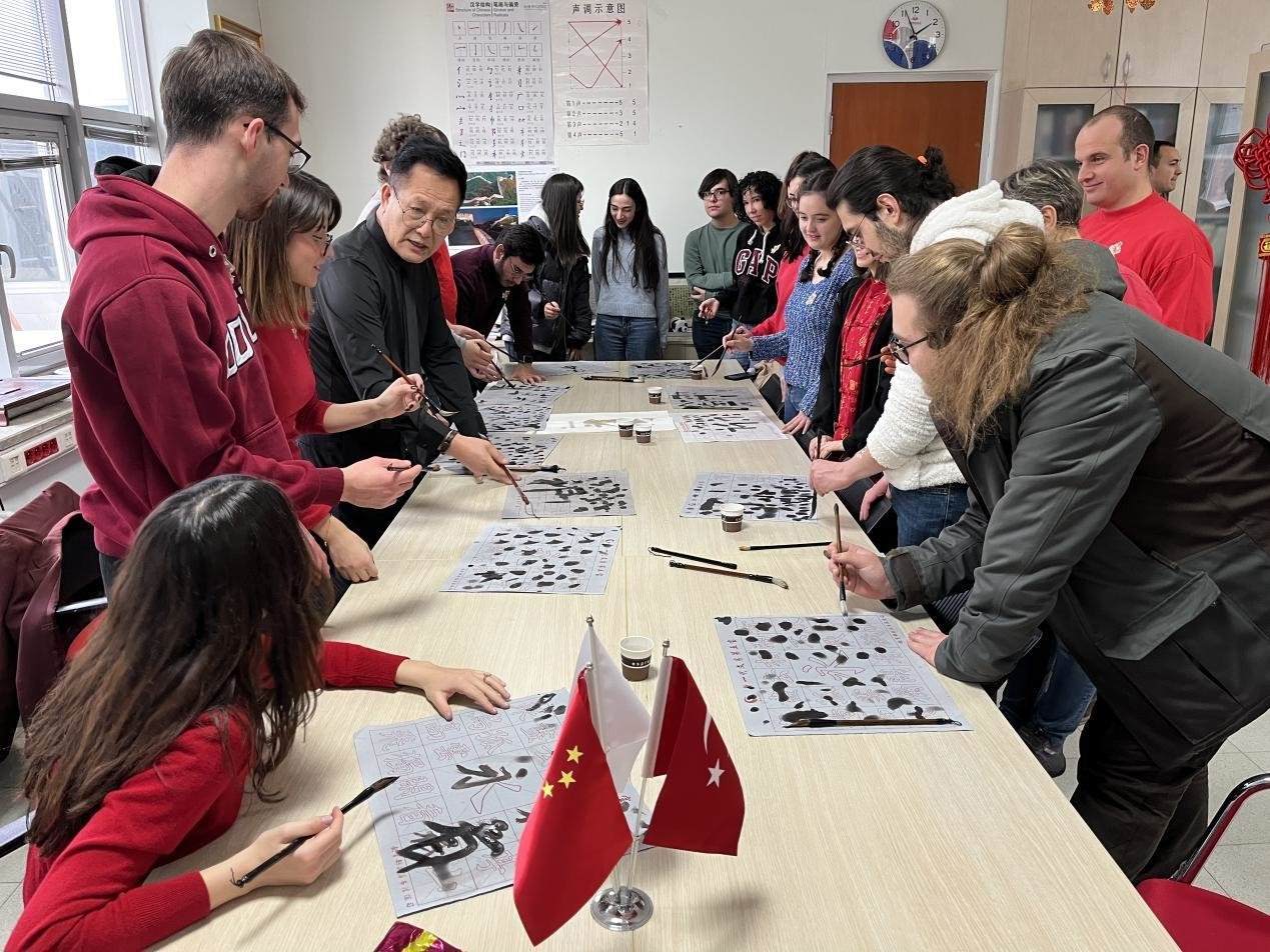 學(xué)生體驗(yàn)書法。中東技術(shù)大學(xué)孔院供圖