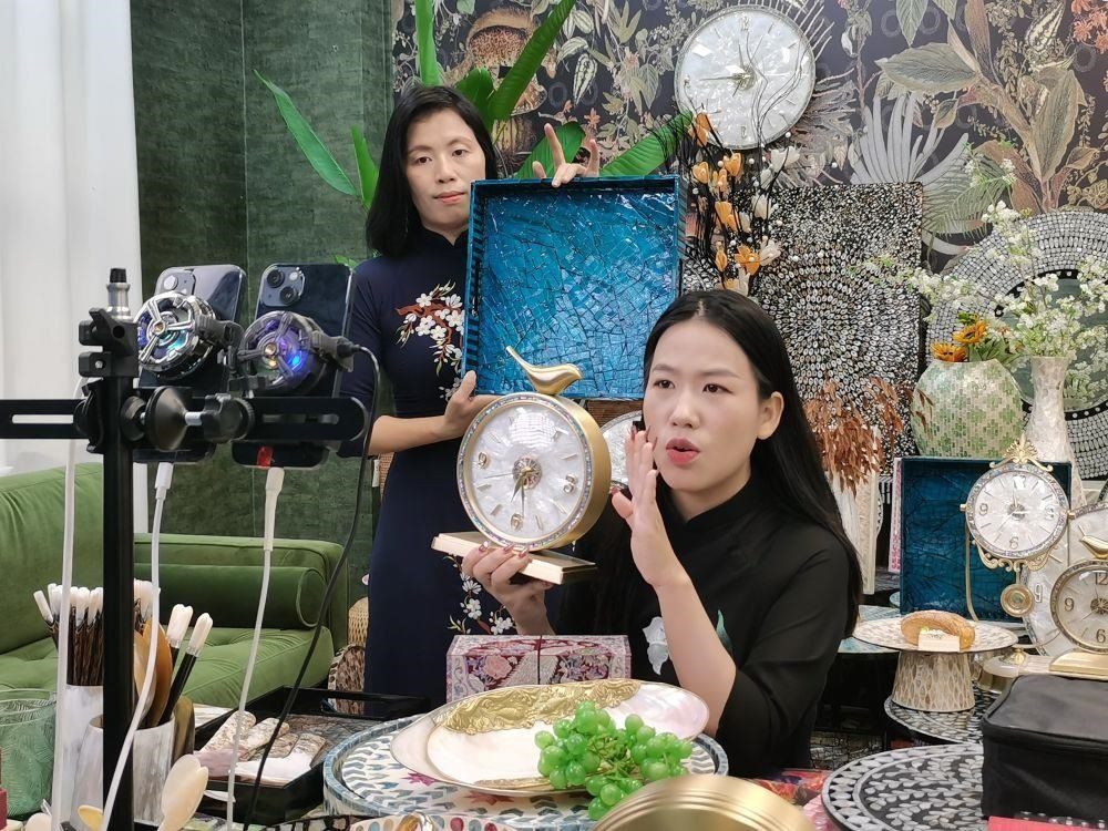 △在廣西防城港東興市一個電商直播間里，主播在進行活動推介。