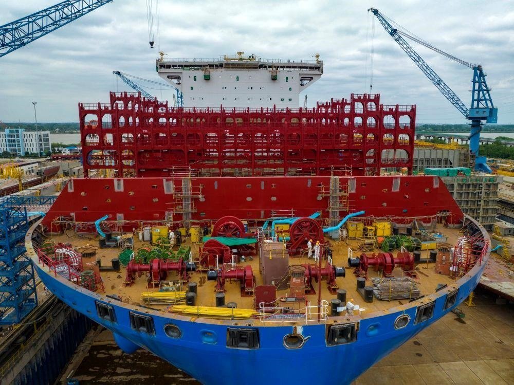 △2023年5月7日，江蘇揚州中遠海運重工有限公司工人在作業(yè)。