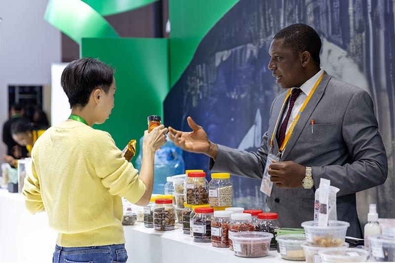 △2023年11月7日，在進博會國家館尼日利亞館，展商介紹尼日利亞產(chǎn)品。