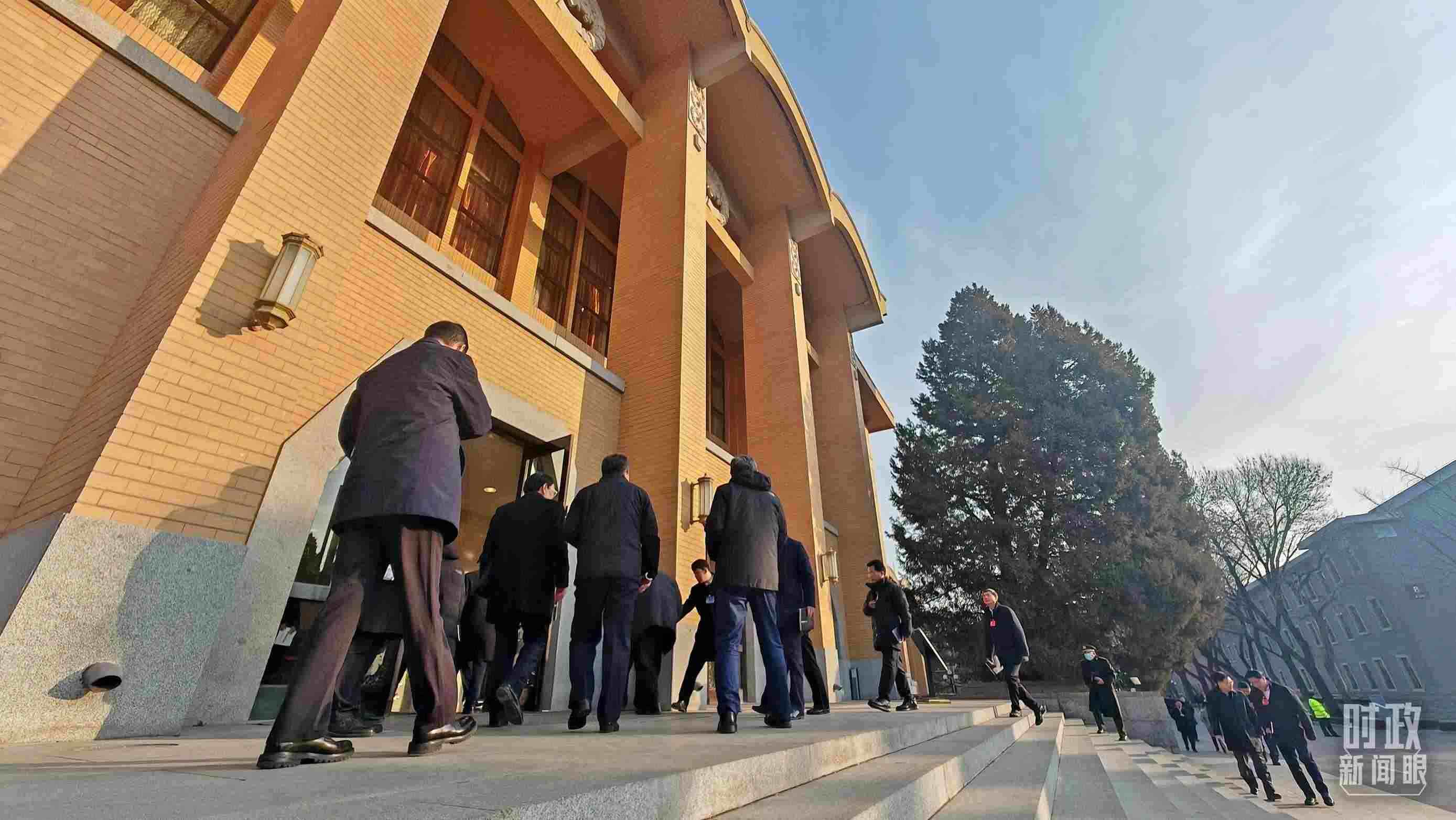 △省部級(jí)主要領(lǐng)導(dǎo)干部推動(dòng)金融高質(zhì)量發(fā)展專(zhuān)題研討班的學(xué)員們正在進(jìn)入會(huì)場(chǎng)。（總臺(tái)央視記者王策拍攝）