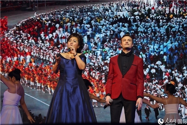 圖為中法藝術家聯(lián)袂演唱《我和你》。人民網(wǎng)記者 尚凱元攝