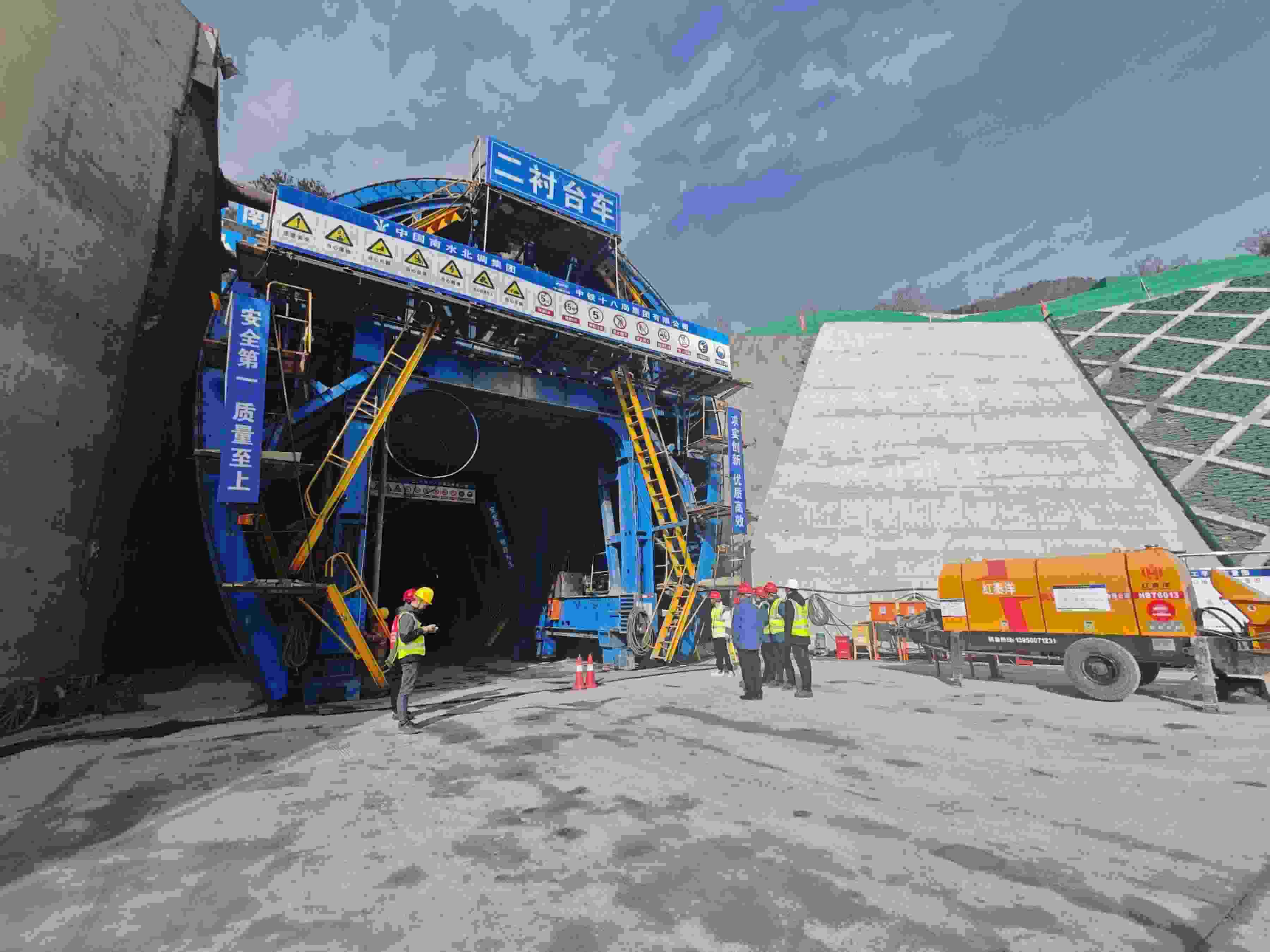 湖北省襄陽市?？悼h馬良鎮(zhèn)的引江補漢工程輸水隧洞8號平洞施工現(xiàn)場。受訪者供圖