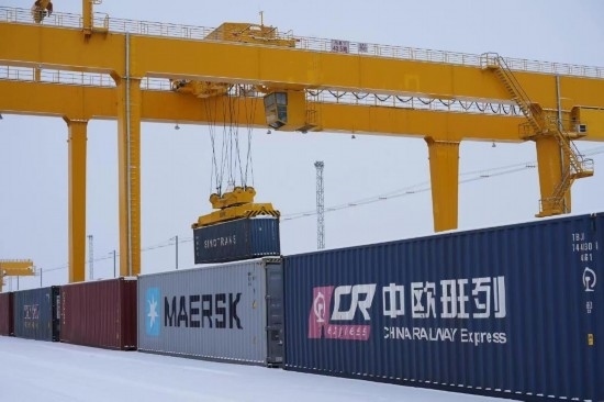 霍爾果斯口岸鐵路換裝場(chǎng)內(nèi)正在進(jìn)行集裝箱換裝作業(yè)。（受訪單位供圖）