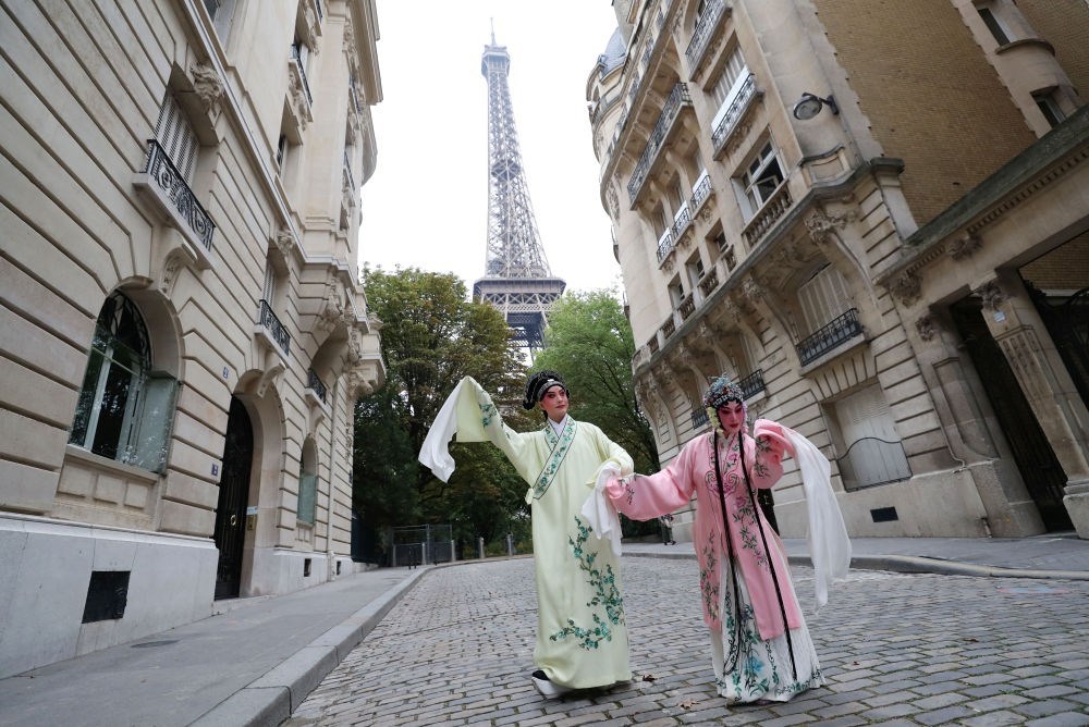 2023年9月13日，江蘇省演藝集團昆劇院院長施夏明（左）和江蘇省演藝集團昆劇院國家一級演員孔愛萍在法國巴黎埃菲爾鐵塔附近參加昆曲快閃。新華社記者 高靜 攝