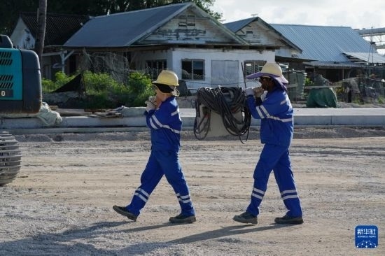 1月18日，工作人員在瑙魯艾沃港碼頭升級改造項(xiàng)目工地工作。新華社記者 王申 攝