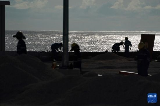 1月18日，工作人員在瑙魯艾沃港碼頭升級改造項(xiàng)目工地工作。新華社記者 王申 攝
