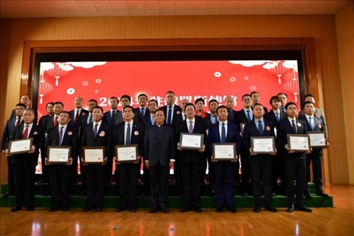 張漢暉為獲獎(jiǎng)單位和個(gè)人頒發(fā)獎(jiǎng)狀。駐俄羅斯使館供圖