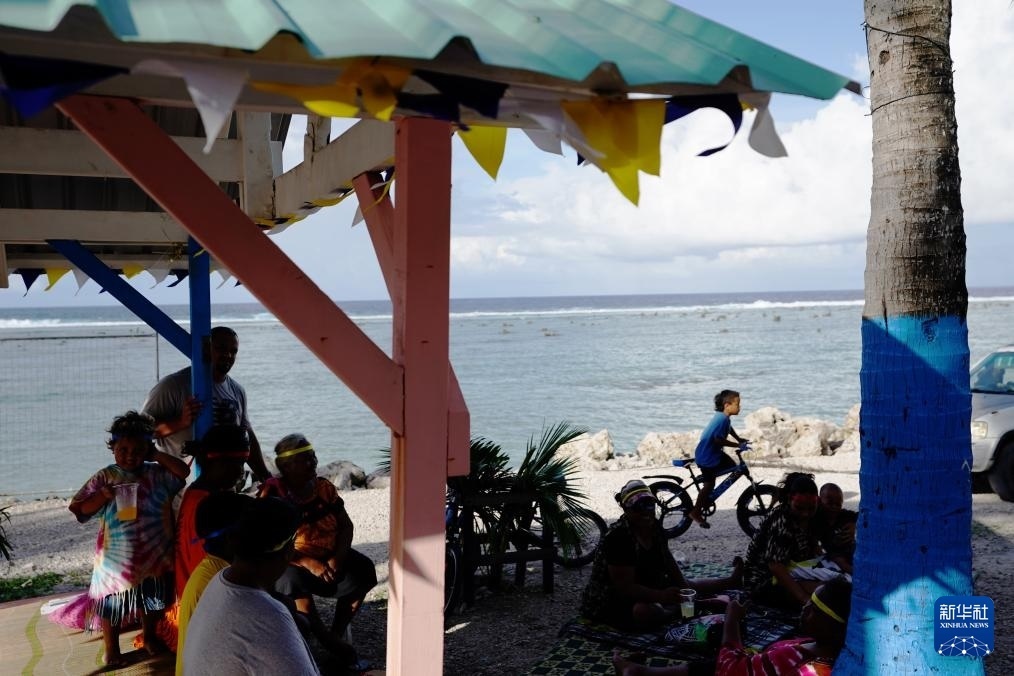 1月20日，當(dāng)?shù)厝嗽阼斠惶幒┬蓍e娛樂。新華社記者 王申 攝