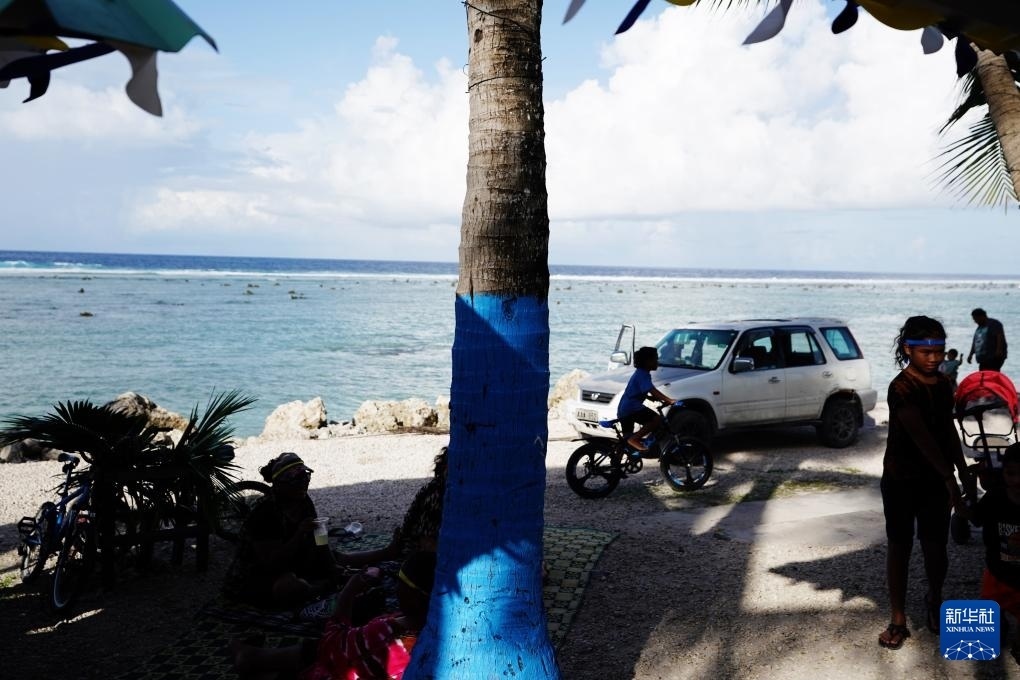 1月20日，當(dāng)?shù)厝嗽阼斠惶幒┬蓍e娛樂。新華社記者 王申 攝