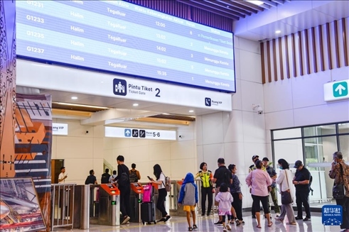 1月24日，在印度尼西亞雅加達(dá)哈利姆站候車大廳，乘客刷票前往站臺(tái)。新華社記者 徐欽 攝