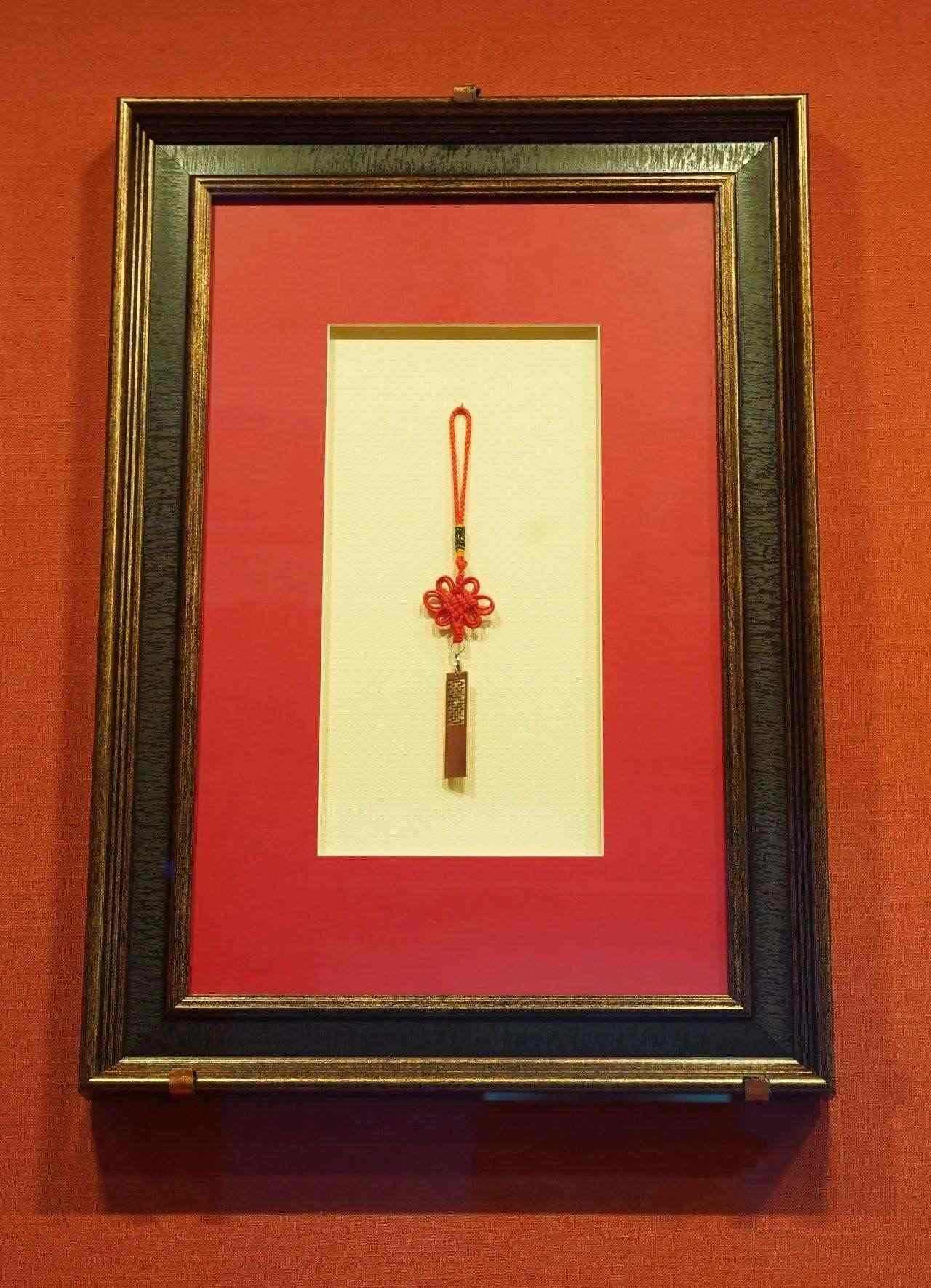 2017年5月，時(shí)任肯尼亞總統(tǒng)烏胡魯·肯雅塔贈(zèng)送習(xí)近平主席的蒙內(nèi)鐵路紀(jì)念U盤。