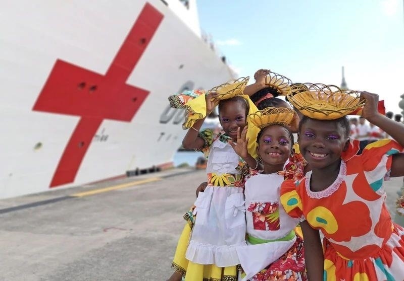 2018年10月，在安提瓜和巴布達(dá)首都圣約翰，當(dāng)?shù)匦∨笥焉泶﹤鹘y(tǒng)服裝歡迎中國(guó)海軍“和平方舟”醫(yī)院船首次到訪。