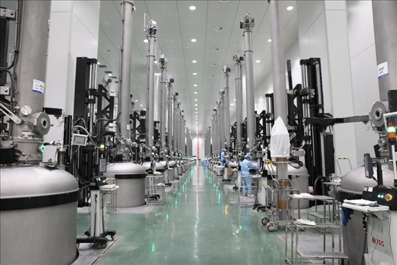 曲靖經(jīng)開(kāi)區(qū)晶澳太陽(yáng)能生產(chǎn)車間場(chǎng)景。 葉倬瑋攝