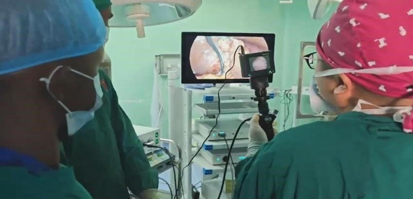 吳巍醫(yī)生（右一）在開展雙鏡聯(lián)合手術。中國援桑醫(yī)療隊供圖