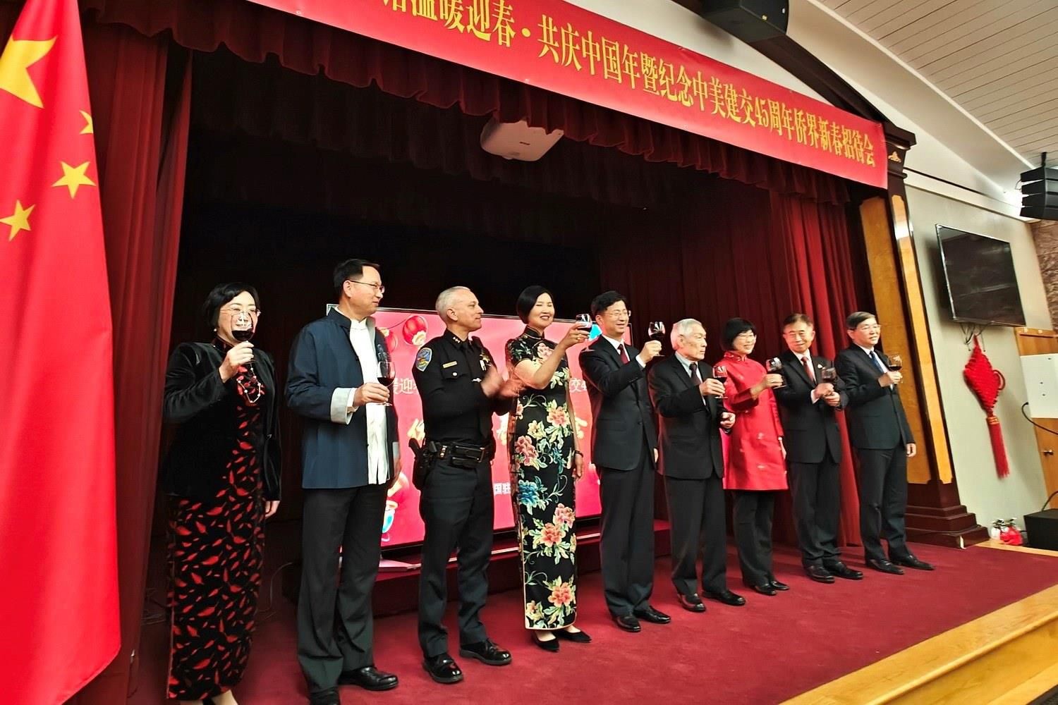 僑胞代表與駐舊金山總領(lǐng)館官員合影。主辦方供圖