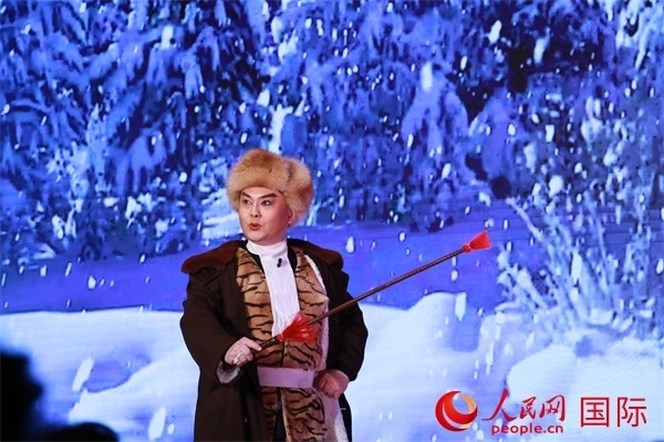 現(xiàn)代京劇《智取威虎山》選段《打虎上山》。人民網(wǎng) 許可攝