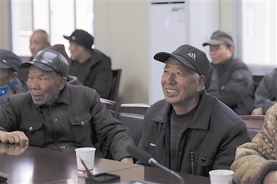  圖③：農(nóng)民工臉上洋溢著笑容。