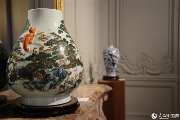 嘉賓和公眾參觀“絲路瓷行”——中國景德鎮(zhèn)陶瓷文化特展。人民網記者 尚凱元攝