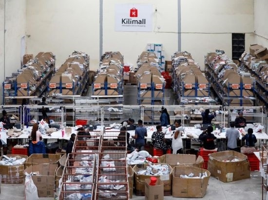2023年11月11日，在肯尼亞姆洛隆戈，Kilimall員工在倉庫內工作。新華社記者 李亞輝 攝