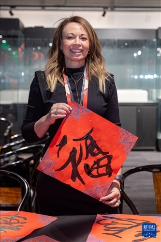 1月28日，在上海豫園舉行的民俗活動上，美國馬斯卡廷初中校長珍妮弗·李·弗里德利展示自己寫下的“福”字。 新華社記者 王翔 攝
