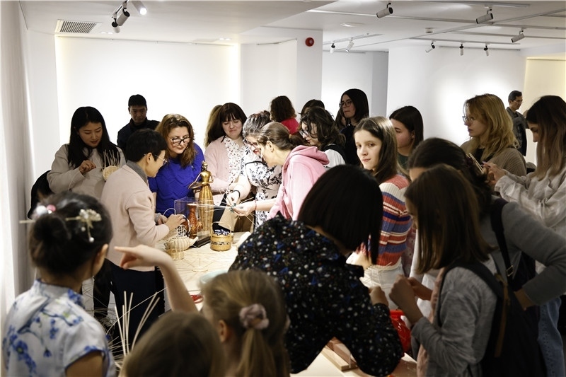 羅馬尼亞觀眾體驗(yàn)安溪竹藤編技藝。 布加勒斯特中國文化中心供圖