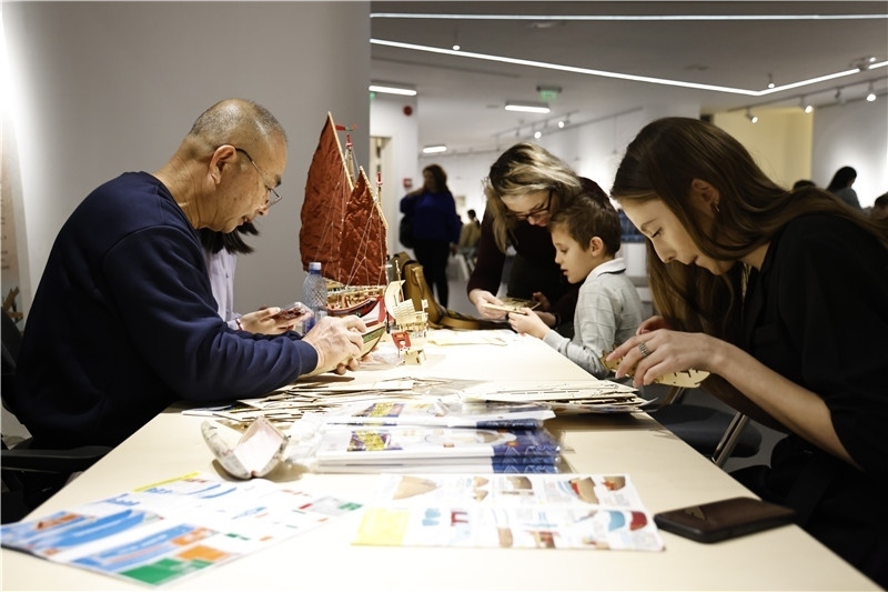 中國泉州非遺大師現(xiàn)場(chǎng)指導(dǎo)制作水密隔艙福船制造技藝。 布加勒斯特中國文化中心供圖