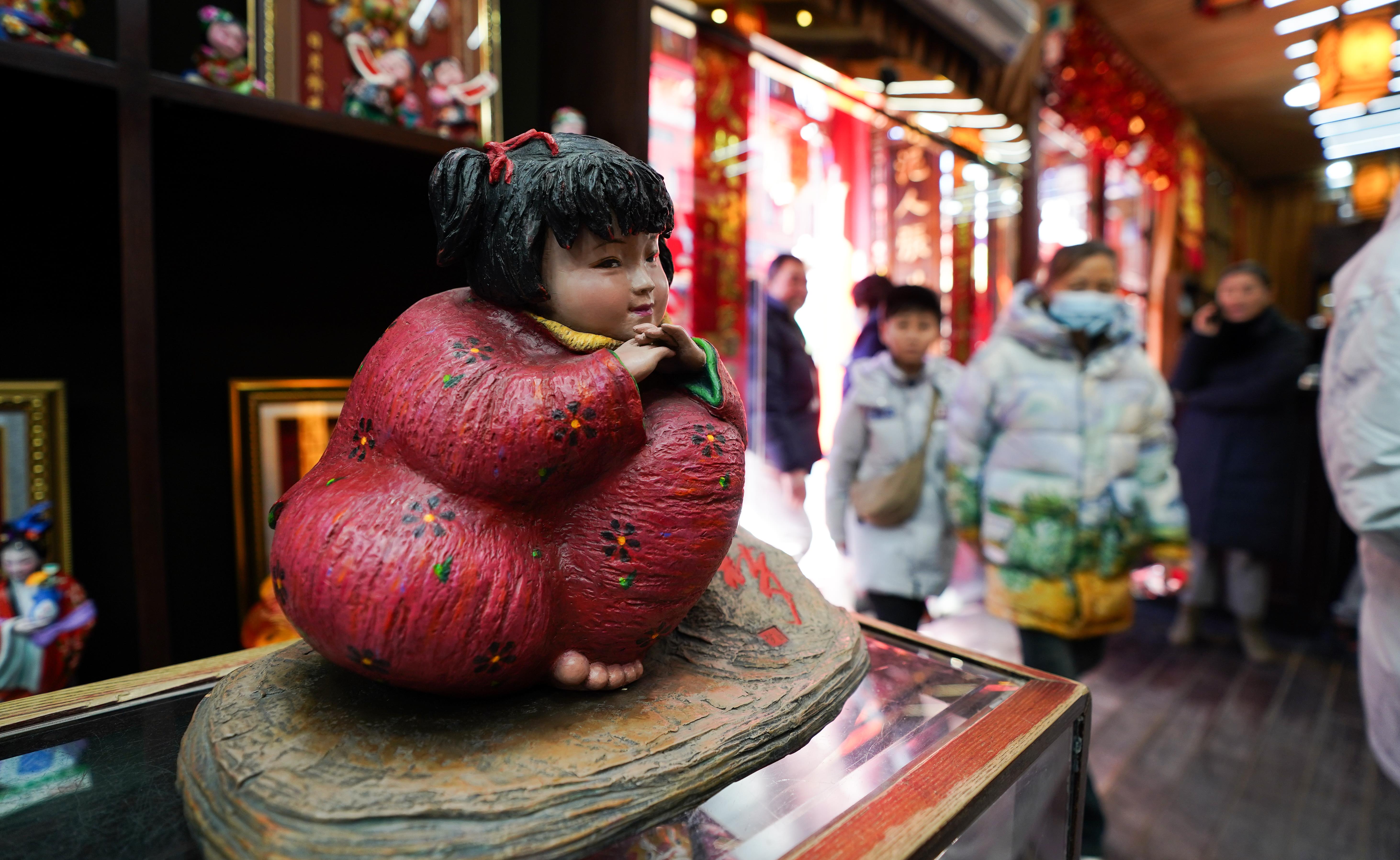 △泥人張彩塑是天津的傳統(tǒng)民間手工藝品，為天津市首批國家級非物質(zhì)文化遺產(chǎn)。（總臺國廣記者李晉拍攝）