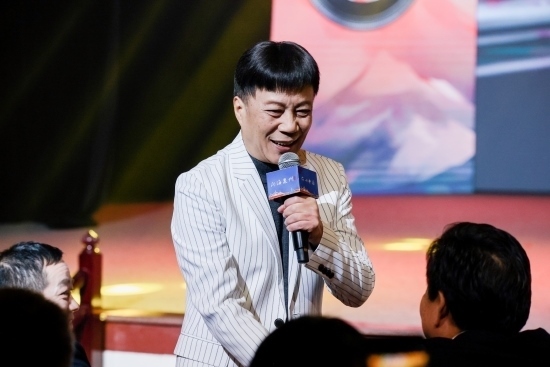 “何以中國·向海泉州”網(wǎng)絡(luò)主題活動(dòng)現(xiàn)場，陳百潭演出時(shí)與觀眾互動(dòng)。泉州廣播電視臺供圖