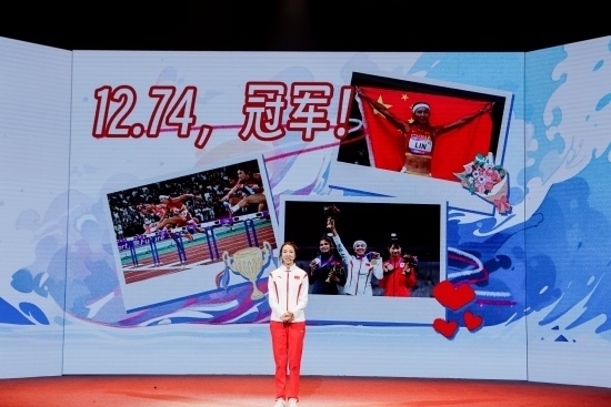 “何以中國·向海泉州”網(wǎng)絡(luò)主題活動(dòng)現(xiàn)場，林雨薇講述奪冠經(jīng)歷。泉州廣播電視臺供圖