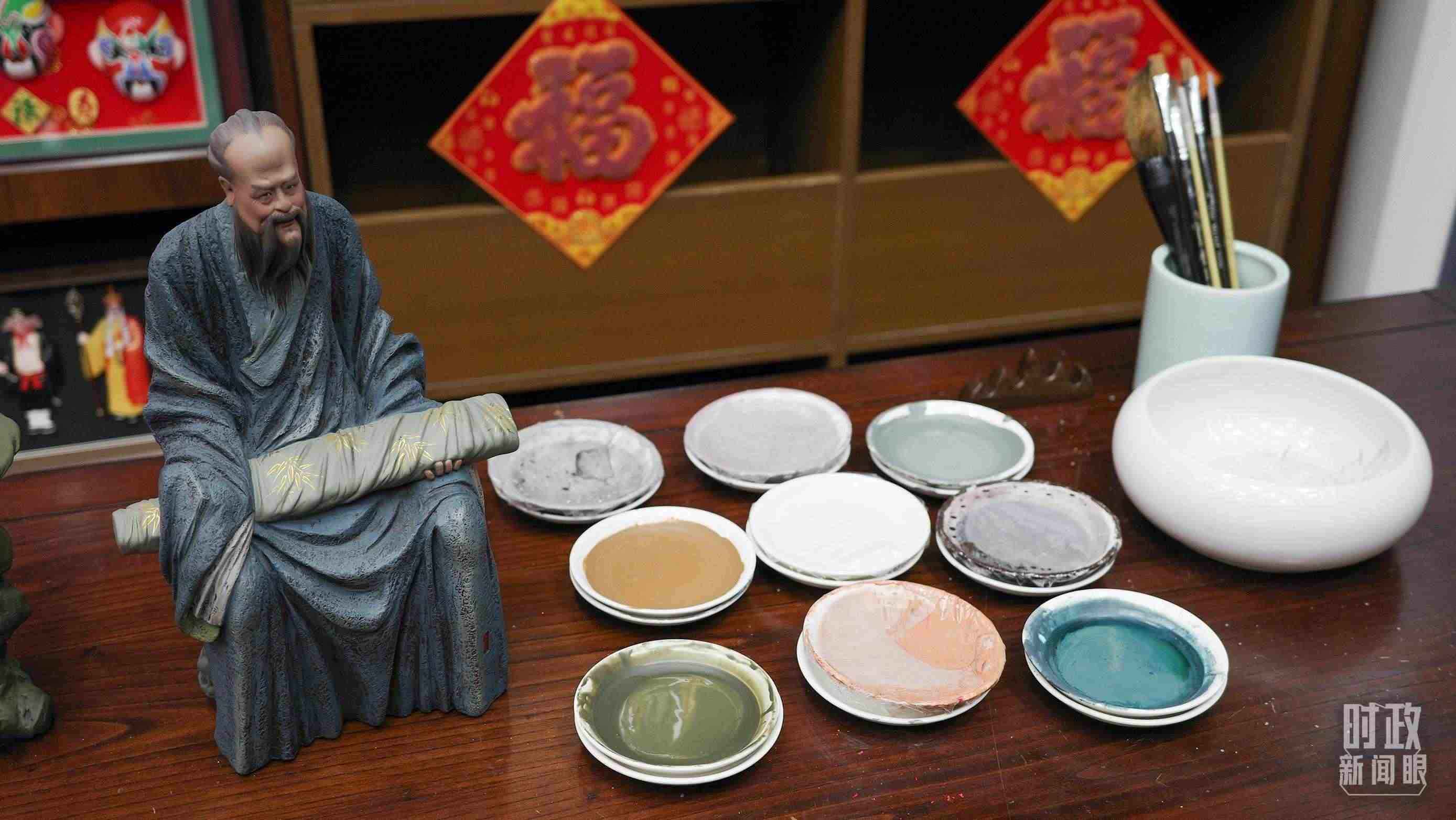 △天津古文化街，泥人張店鋪的上色顏料展示。（總臺央視記者覃思拍攝）