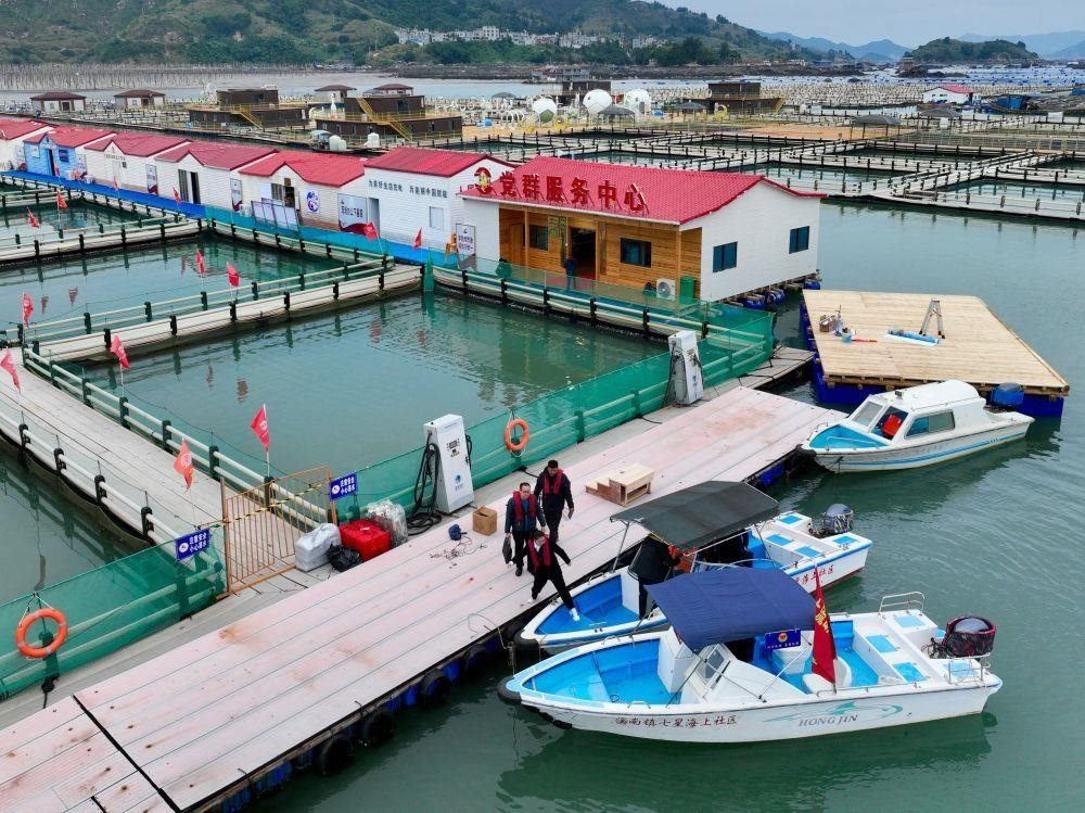 △2023年11月14日，福建寧德市霞浦縣溪南鎮(zhèn)七星海上社區(qū)的工作人員，前往轄區(qū)漁排進(jìn)行民情走訪。