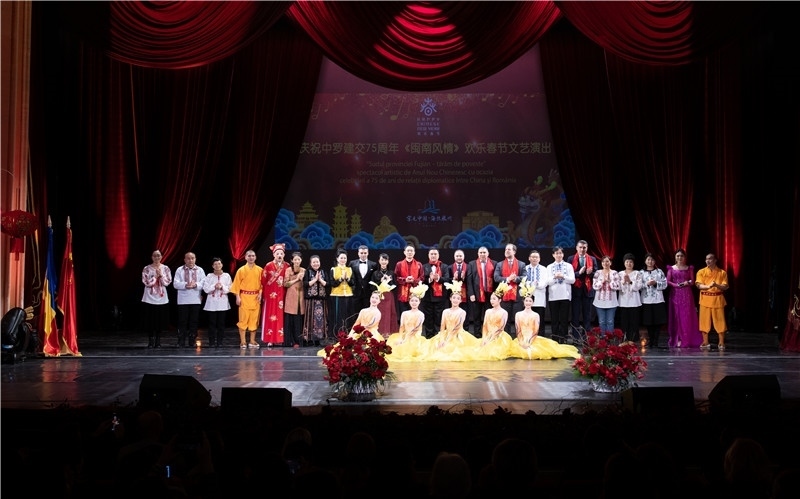 圖為韓大使、羅政府高官與泉州藝術(shù)團(tuán)演員合影。中國(guó)駐羅大使館文化處供圖。