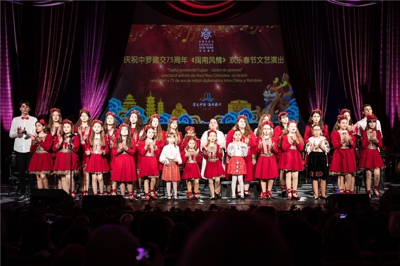 圖為羅小快板兒童合唱團(tuán)在演唱中文歌曲。 中國(guó)駐羅大使館文化處供圖。