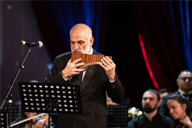 圖為著名排簫大師達(dá)米安·德拉吉奇在領(lǐng)銜演奏中國(guó)經(jīng)典曲目。 中國(guó)駐羅大使館文化處供圖。