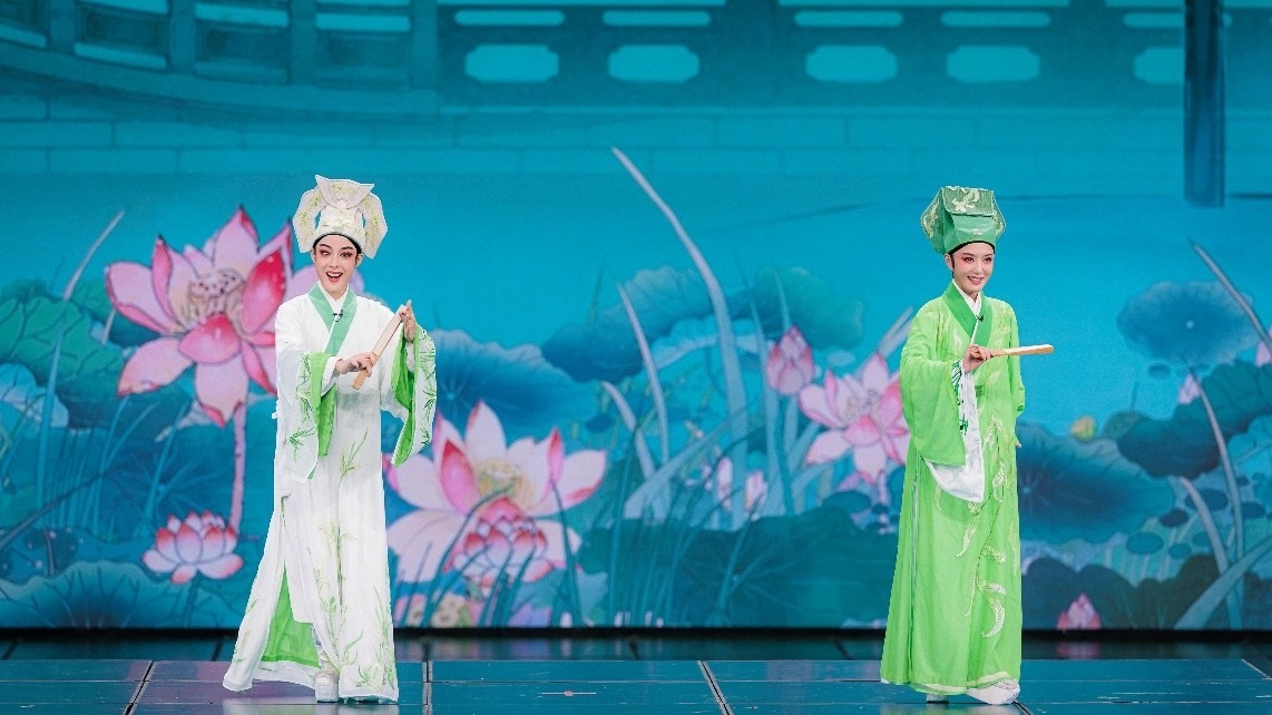 青年越劇演員陳麗君、李云霄彩排現(xiàn)場(chǎng)。主辦方供圖