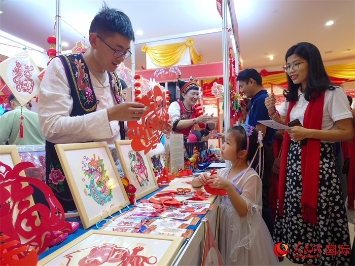 活動(dòng)現(xiàn)場(chǎng)的剪紙展示。人民網(wǎng)記者 謝佳君攝