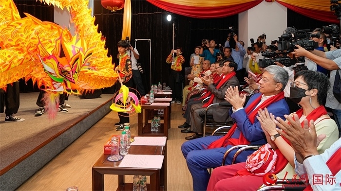 嘉賓觀看傳統(tǒng)舞龍表演。人民網(wǎng)記者 謝佳君攝