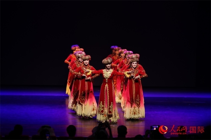 2日在阿聯(lián)酋迪拜舉行的大型音舞詩畫《新疆是個(gè)好地方》文藝演出。人民網(wǎng)記者任皓宇攝