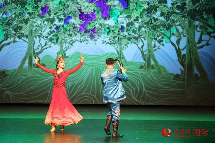 2日在阿聯(lián)酋迪拜舉行的大型音舞詩畫《新疆是個(gè)好地方》文藝演出。人民網(wǎng)記者 任皓宇攝