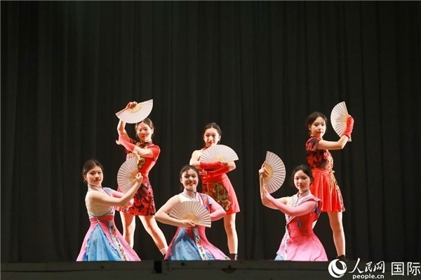 燈光秀匯演現(xiàn)場節(jié)目精彩紛呈。人民網(wǎng)記者 陳海琪攝