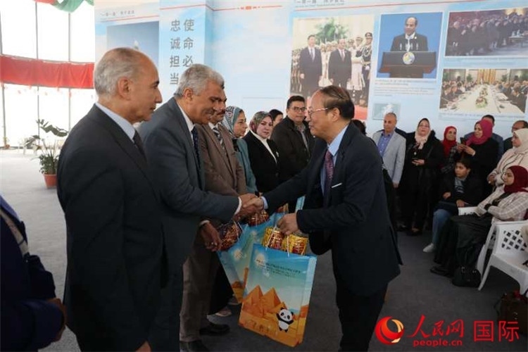 中國駐埃及使館教科處盧春生公參為埃及師生發(fā)放新年禮包。人民網(wǎng)記者 黃培昭攝