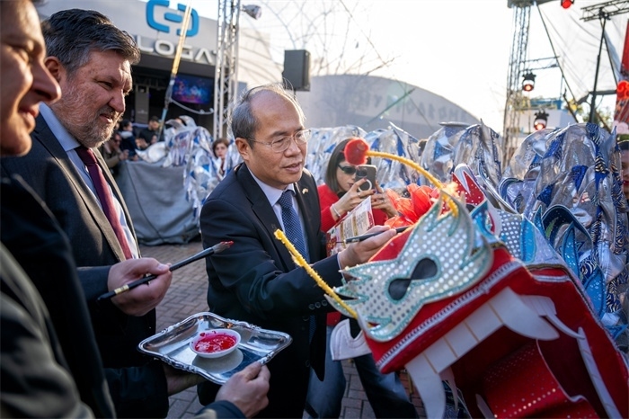 中國(guó)駐希臘大使館大使肖軍正與希方嘉賓為舞龍點(diǎn)睛?！吨邢r(shí)報(bào)》供圖