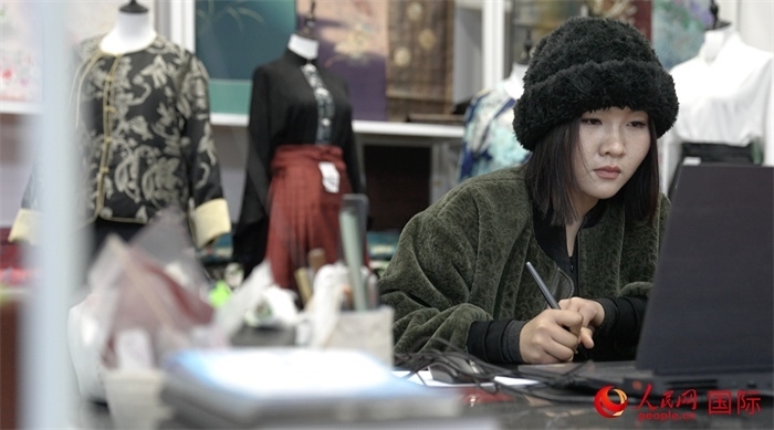 1月23日，在山東省菏澤市曹縣有愛(ài)云倉(cāng)直播基地，張子晨正在設(shè)計(jì)漢服。 人民網(wǎng)記者 袁蒙攝