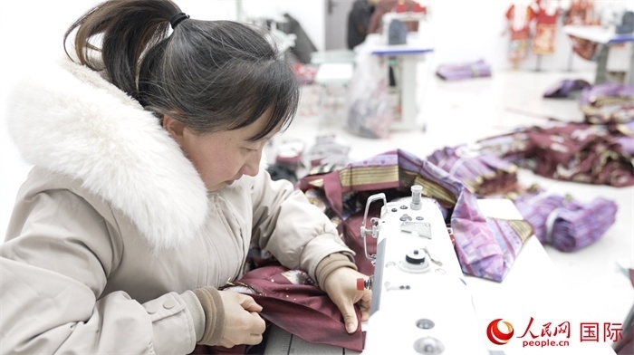 1月24日，在山東省菏澤市曹縣大集鎮(zhèn)云牧服飾有限公司，高燕正在縫制馬面裙。 人民網(wǎng)記者 袁蒙攝