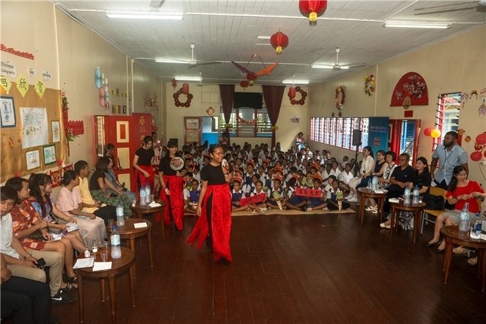 中華學(xué)校學(xué)生表演扇子舞。